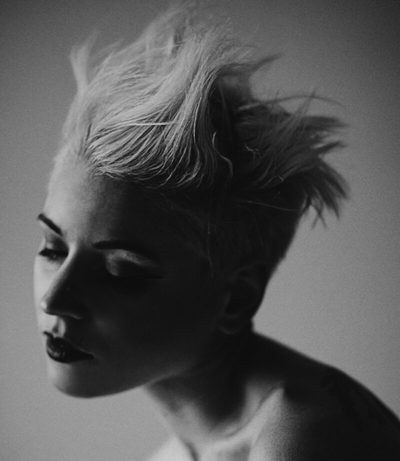 A free and expressive short hairstyle that breaks conventional norms. A personalized design that enhances individuality and natural character.
