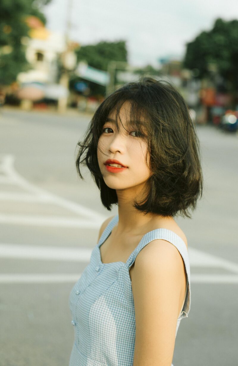 ナチュラルな動きのあるボブヘアの女性。風になびく柔らかい質感と、軽さのあるショートボブスタイル
